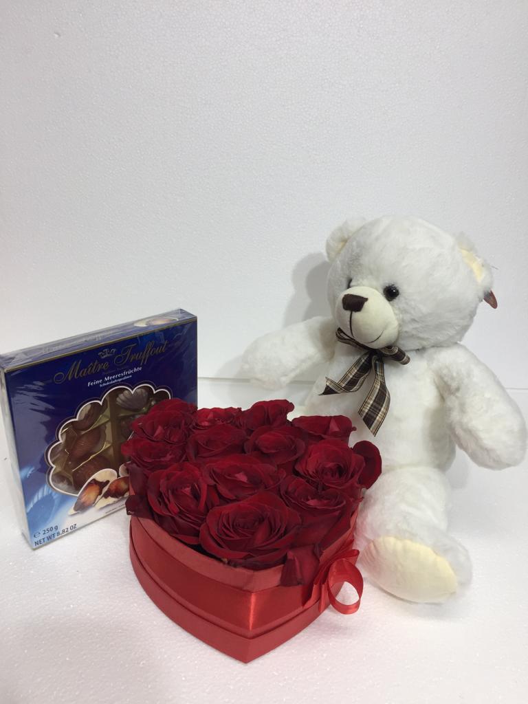 Caja corazn con 12 Rosas ms Bombones 250 Grs y Peluche blanco 26 cm